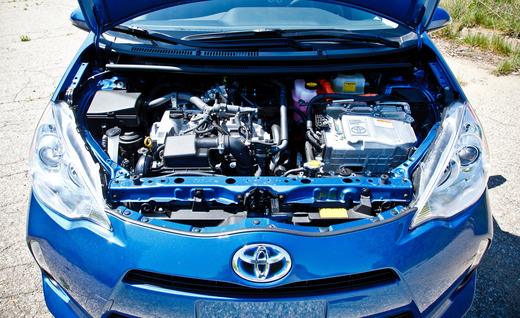 2012 Toyota Prius C вид под капотом