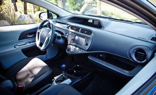 2012 Toyota Prius C салон