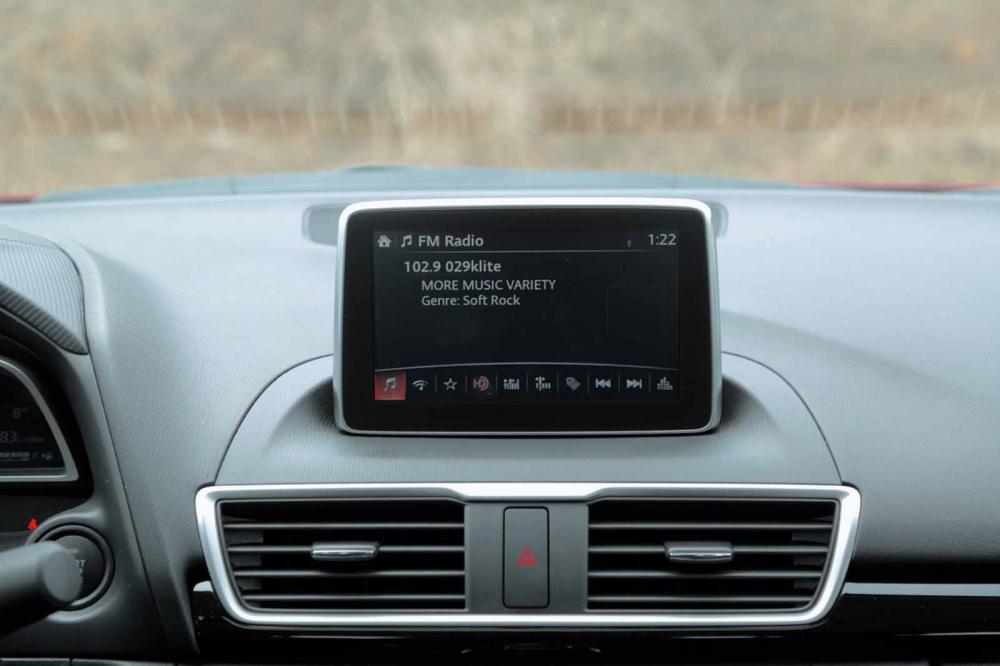 экран  Mazda3