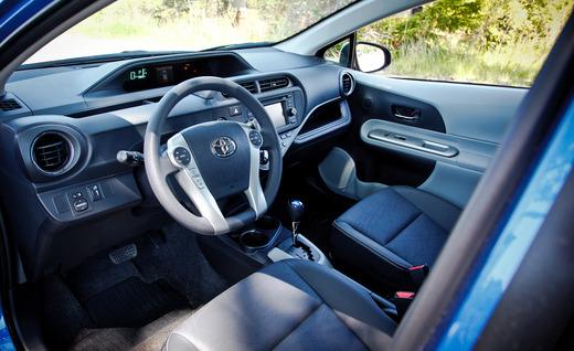 интерьер 2012 Toyota Prius C