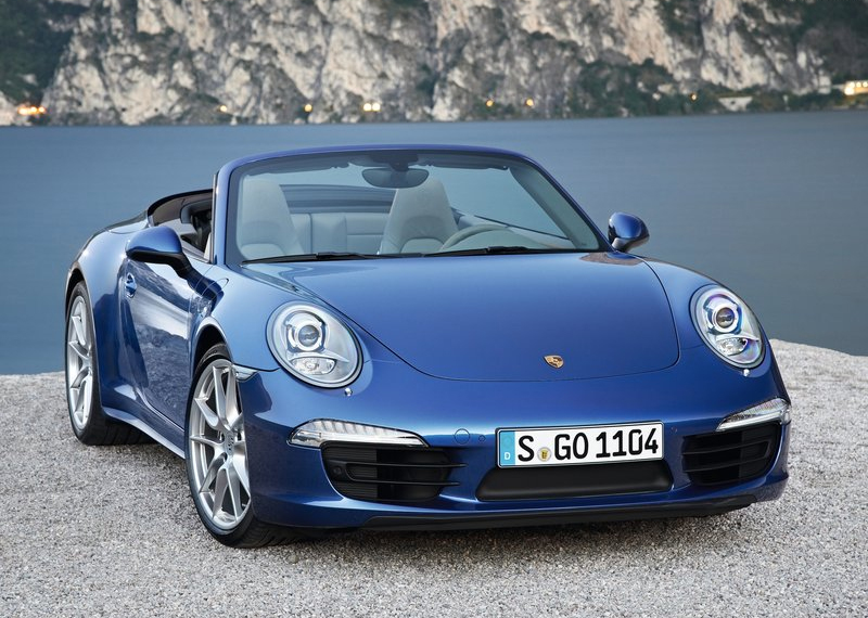синий Porsche 911 с открытым верхом