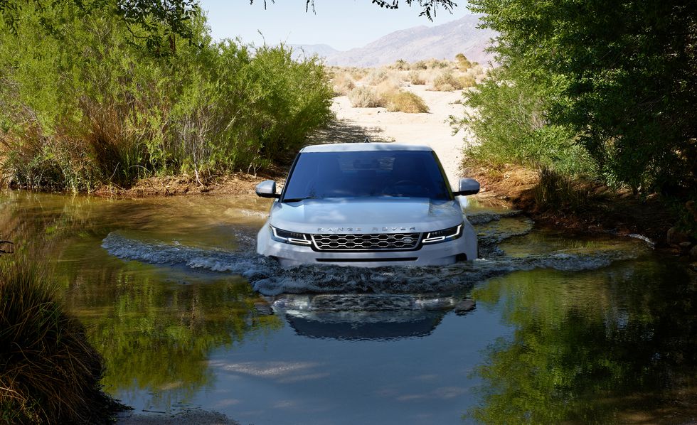 Range Rover Evoque 2020 года  едет по воде