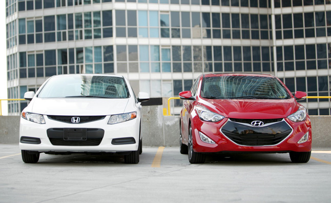 Сравнение Hyundai Elantra Coupe 2013 года и Honda Civic Coupe 2013 года.