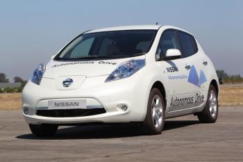 автомобиль Nissan способный передвигаться без водителя