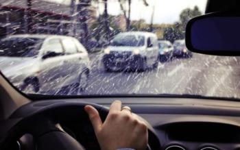 дождь в лобовое стекло авто