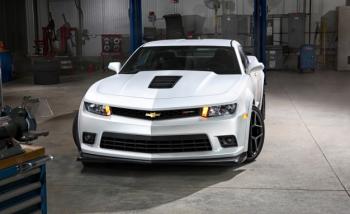 новый Chevrolet Camaro Z/28 белого цвета