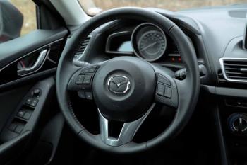 руль Mazda 3 2015 года