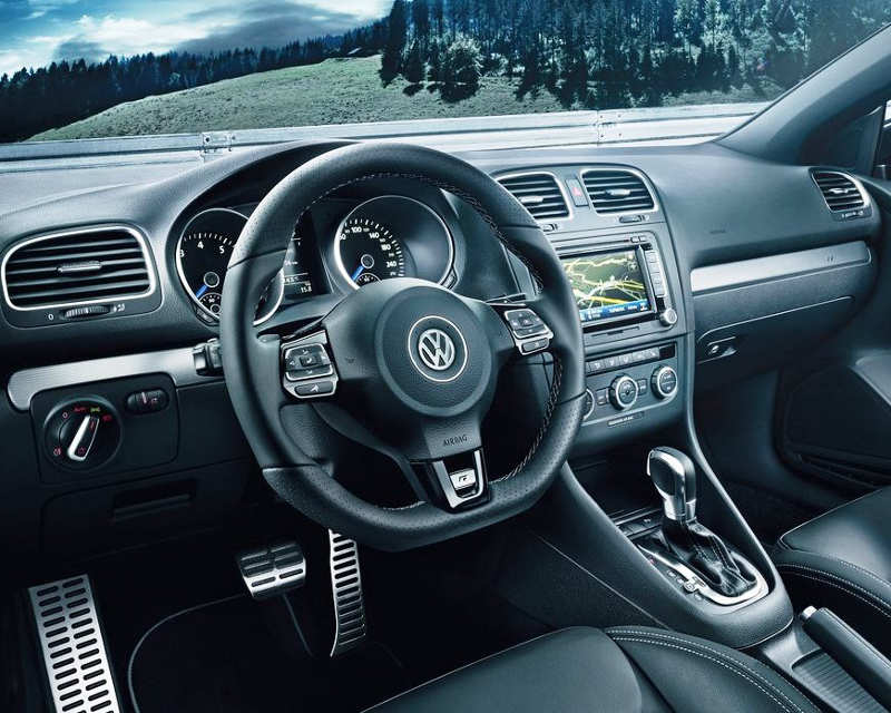 Volkswagen  Golf R Cabriolet интерьер