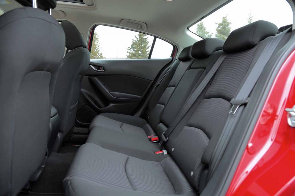 задние сидения Mazda 3 2015